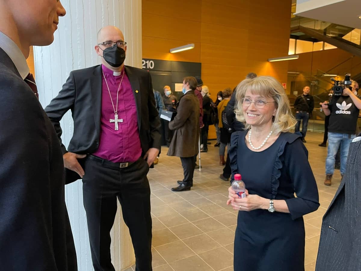 Paivi_Rasanen y el obispo luterano finlandés Pohjola