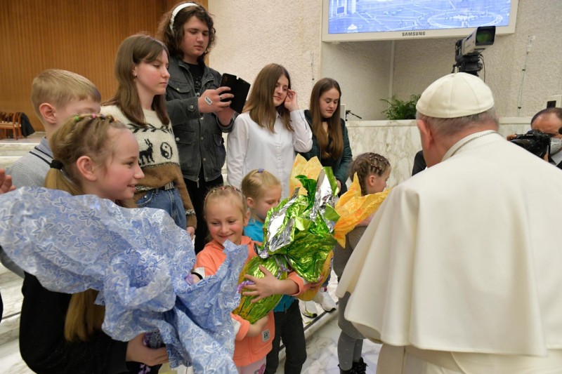 El Papa Francisco saluda a niños ucranianos. 