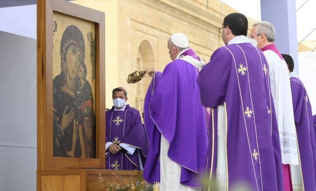 Francisco, celebrando misa en Malta
