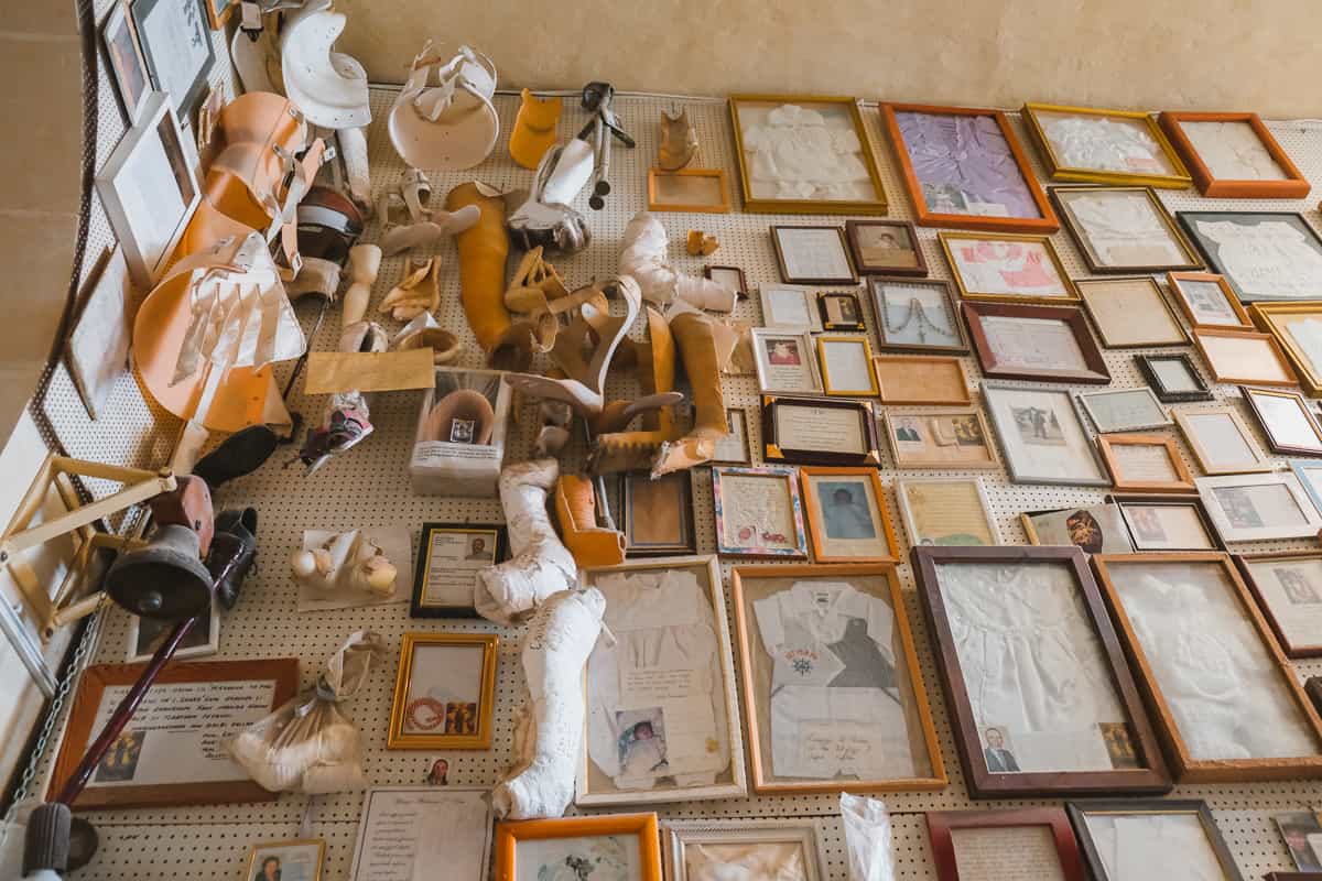 Exvotos que agradecen milagros y curaciones de la Virgen de Ta Pinu, en su santuario de la isla de Gozo, en Malta