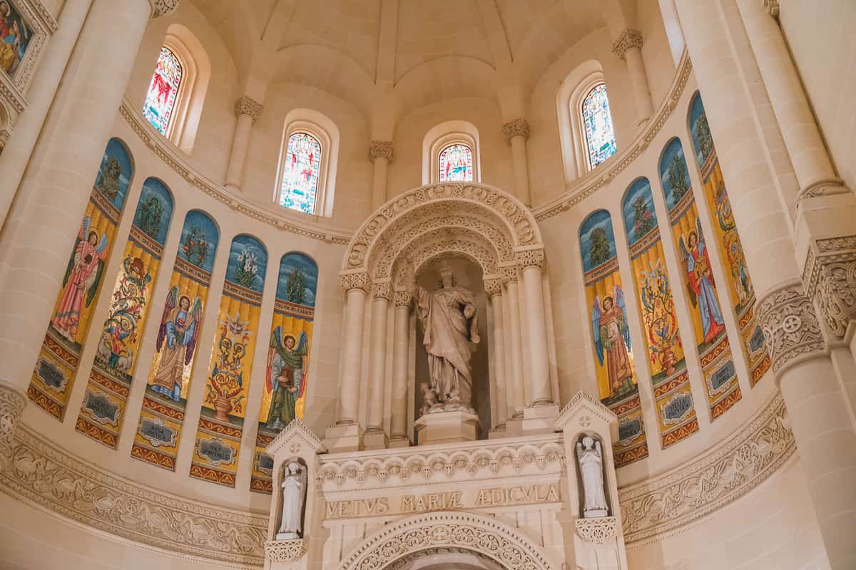 Interior de la basílica mariana de Ta Pinu en Gozo, Malta