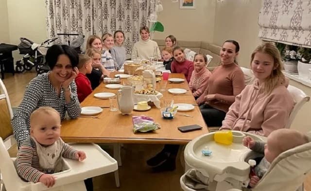 Las familias polacas y ucranianas compartiendo mesa