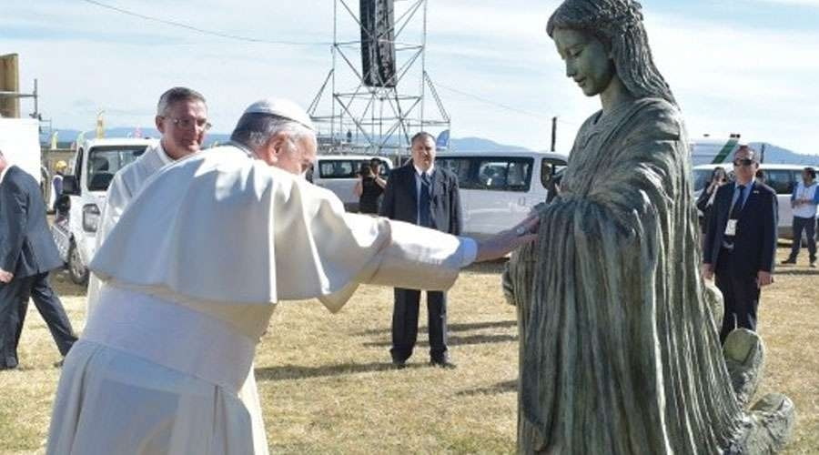 El Papa Francisco bendice en 2018 la Virgen embarazada que Elena Pilar hizo para Chile