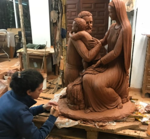 Elena Pilar Palomino trabaja en su escultura de José con el Niño y la Virgen