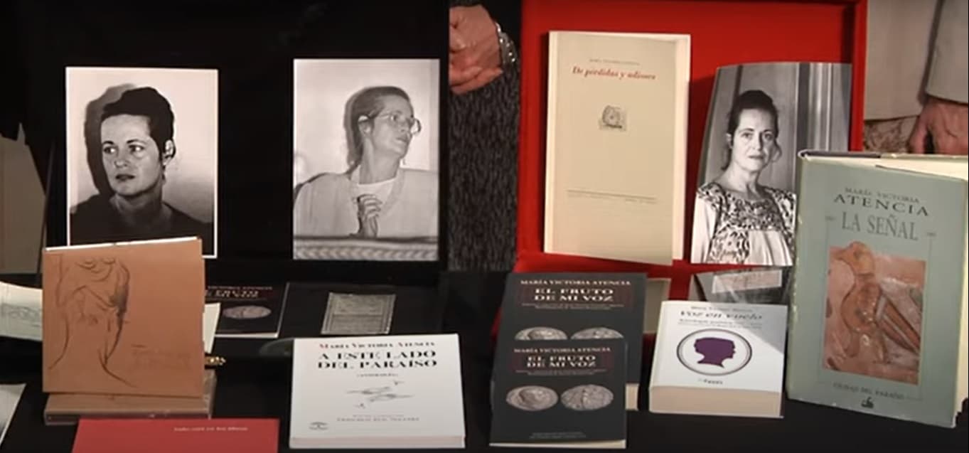 Libros y recuerdos de la poetisa María Victoria Atencia que se guardan en una caja del tiempo en el Instituto Cervantes