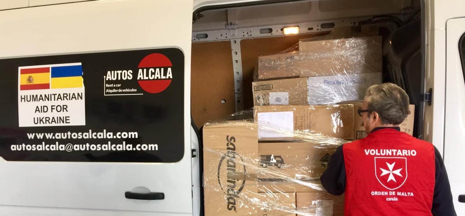 Un voluntario con la furgoneta cargada de material sanitario que la Orden de Malta envía de Madrid a Polonia