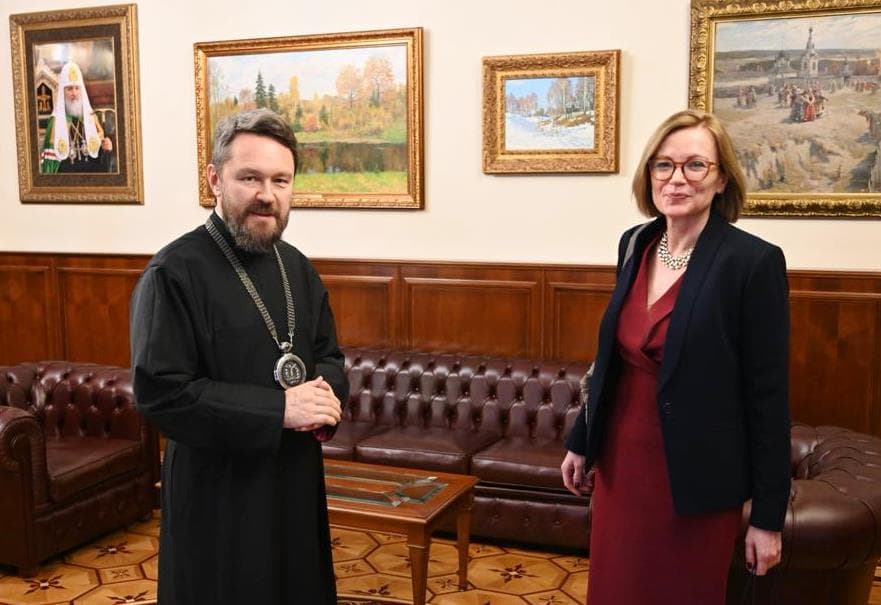 El metropolita Hilarión recibe a la embajadora británica en Moscú