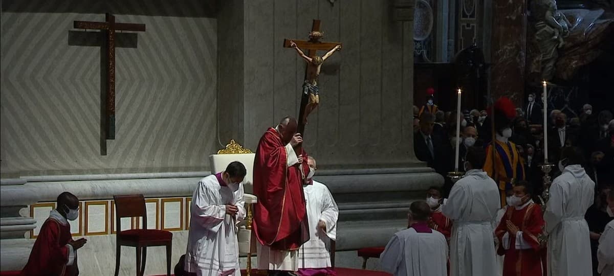 Francisco sostiene la Cruz para ser adorada por los presentes.