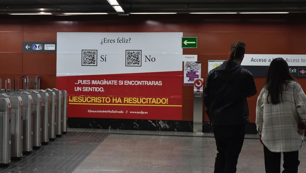 Campaña de la ACDP en una estación de tren de Madrid