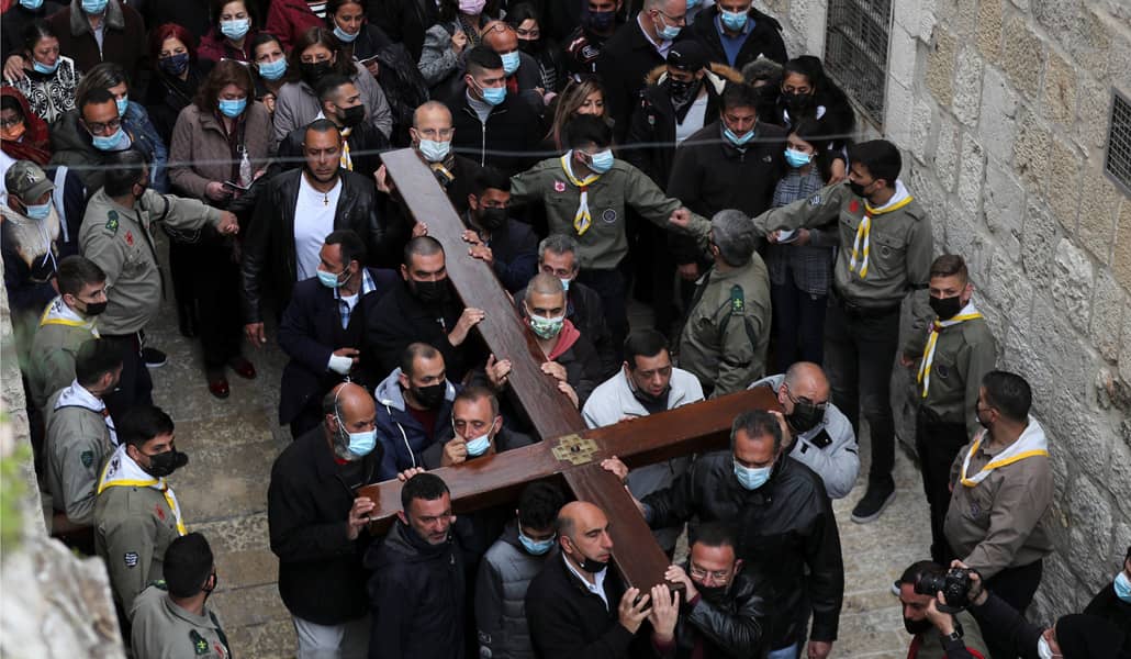Cristianos de Tierra Santa realizan el Viacrucis por la Via Dolorosa de Jerusalén