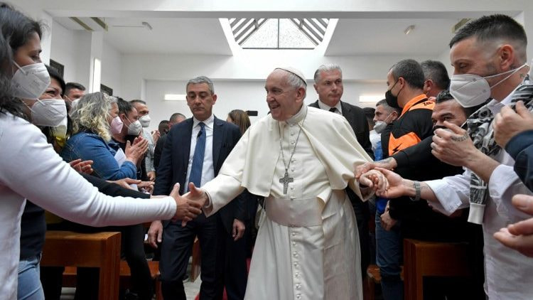 Francisco saluda en la capilla de la prisión de Civitavecchia en Jueves Santo de 2022