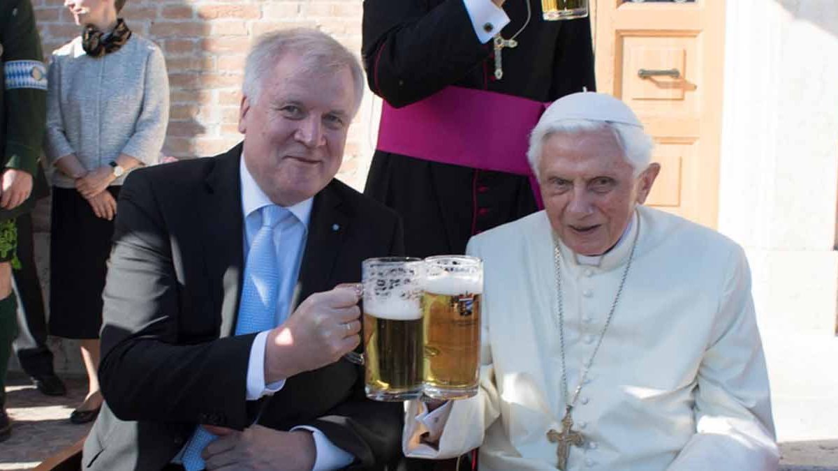 El Papa Emérito Benedicto XVI con el primer ministro bávaro Horst Seehofer.