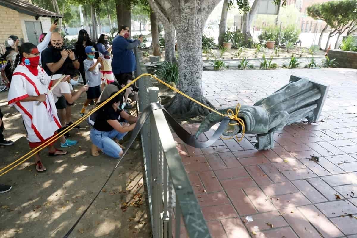 Estatua de San Junípero Serra derribada en EEUU