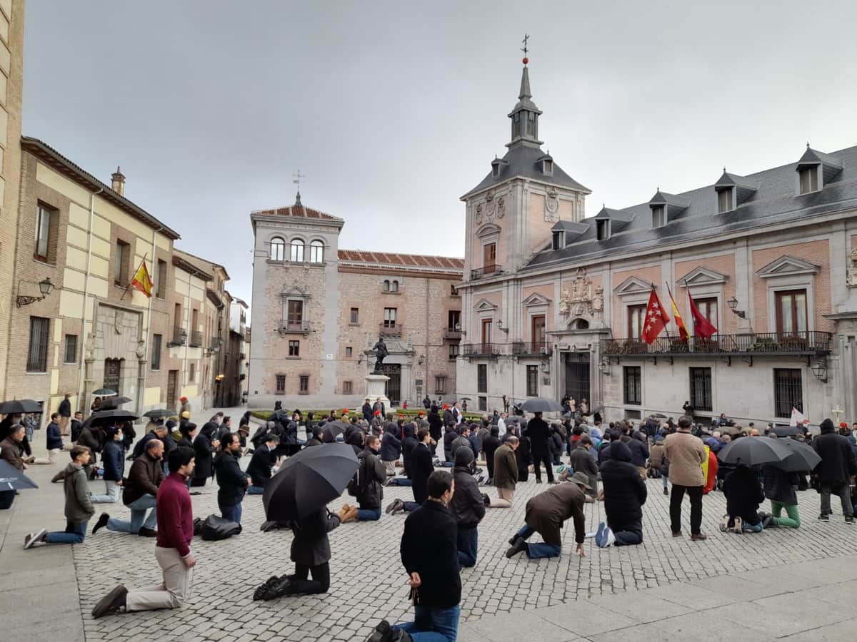 Cientos de personas rezando el rosario en la Plaza de la Villa.