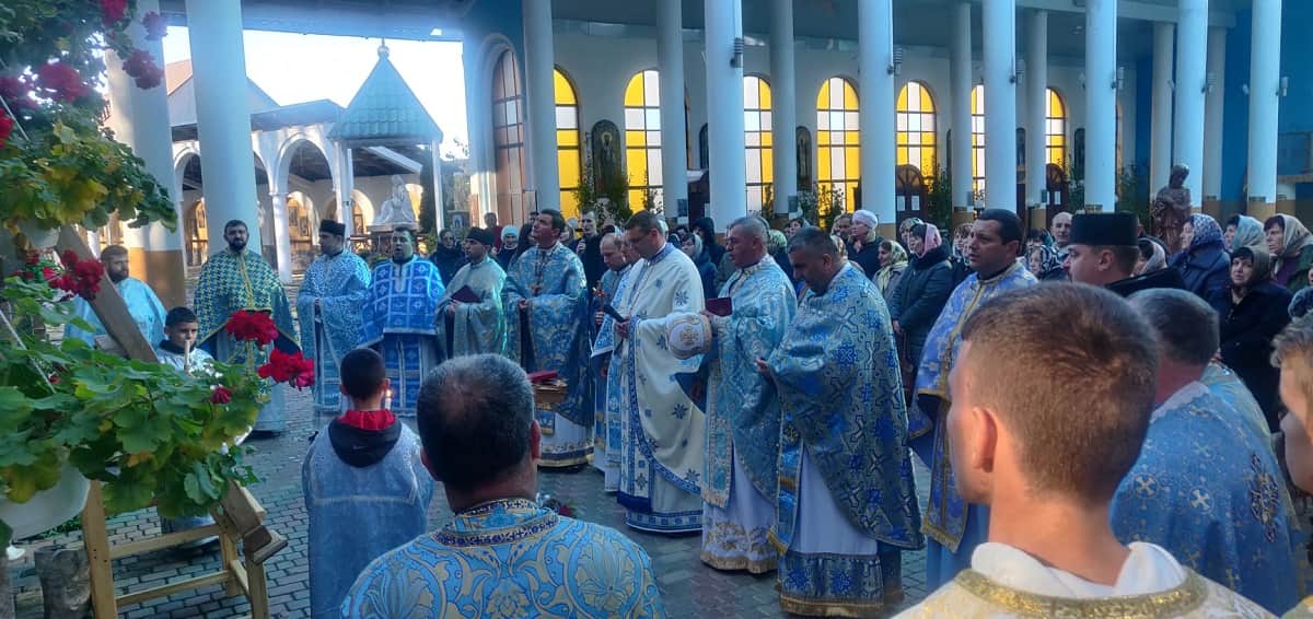 Clérigos grecocatólicos rutenos en el santuario de Jublyk en Ucrania