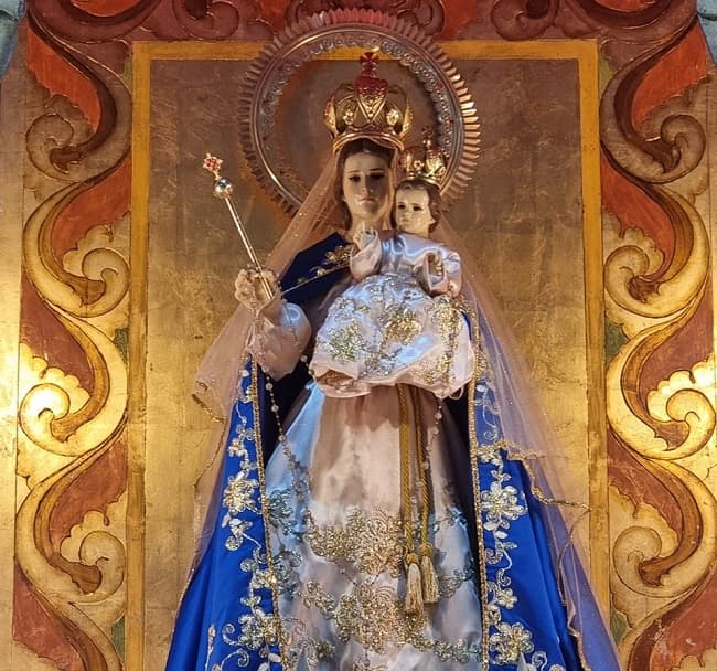 Una imagen de la Virgen del Rayo que imita el modelo de la original