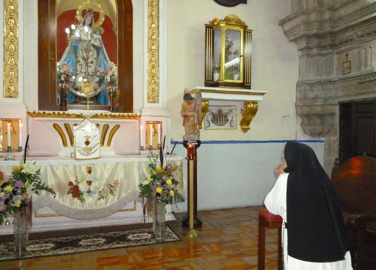 Las dominicas del convento de Jesús María, en Guadalajara, Jalisco, rezan a la Virgen del Rayo