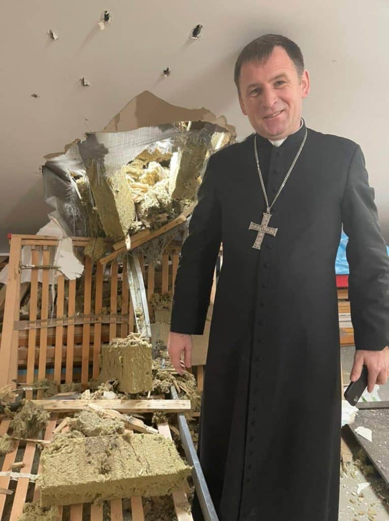 Un_proyectil_impacta_contra_la_residencia_del_obispo_catolico_Pavlo_Honcharuk_en_Ucrania