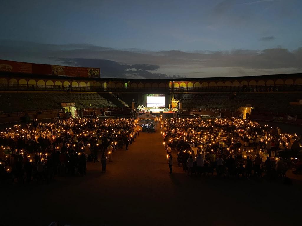 Ultreya Nacional de Cursillos de Cristiandad en la plaza de toros de Toledo iluminada con velas