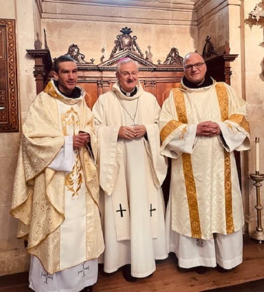 Ramón, a la izquierda, en su ordenación sacerdotal