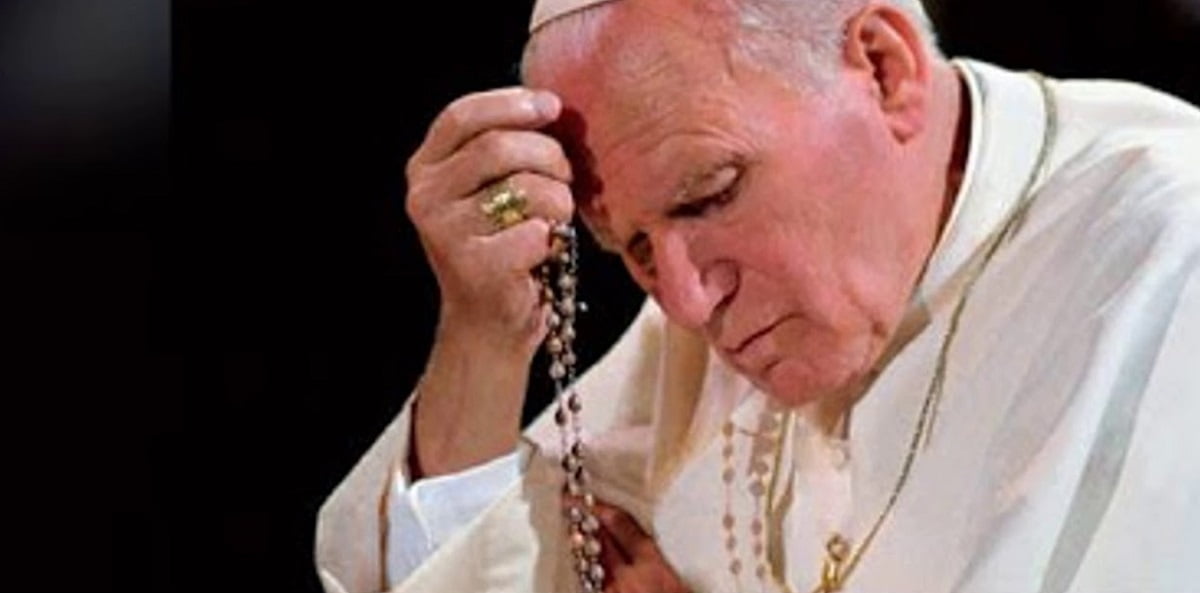 San Juan Pablo II rezando el Rosario