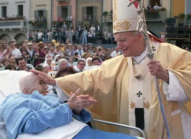 Juan Pablo II bendice a una mujer enferma