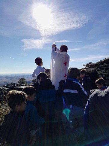 El sacerdote José Luis Retegui, celebrando misa en la montaña.