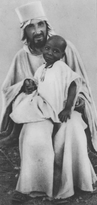 Charles de Foucauld, con uno de los niños a quienes liberó de la esclavitud.