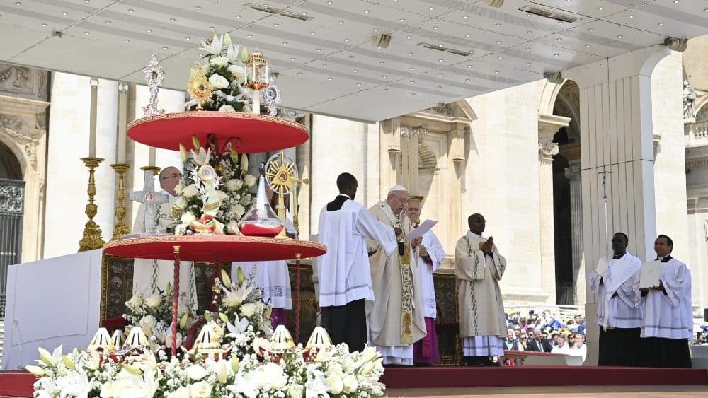 Reliquias de los 10 nuevos santos e incienso en la gran canonización de 2022