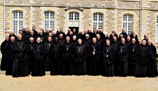El nuevo abad general de Solesmes, con otros abades, priores y monjes que participaron en su elección.