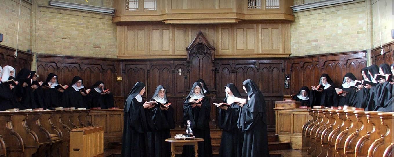 Las monjas de la abadía de Santa Cecilia rezan el Oficio Divino en latín