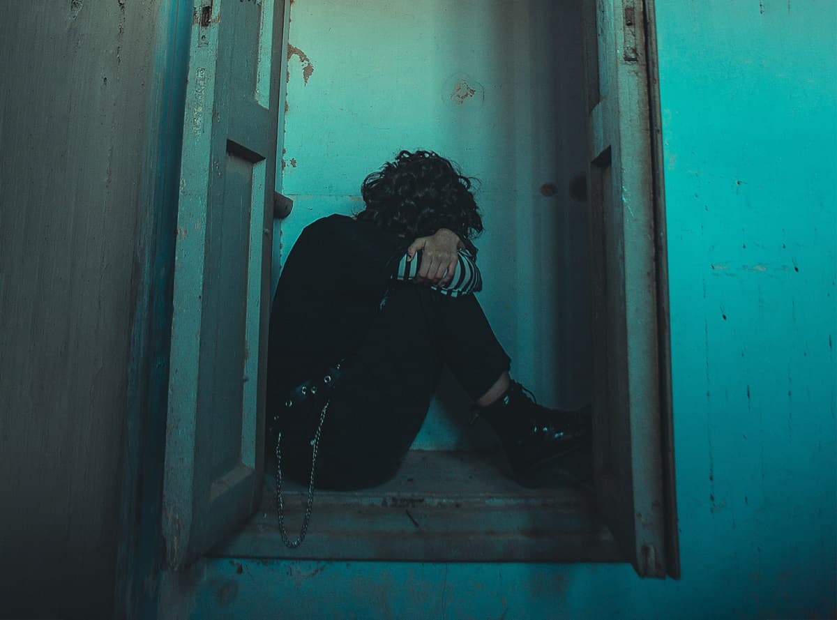 Joven triste o deprimido, foto de Elyas Pasban para Unsplash