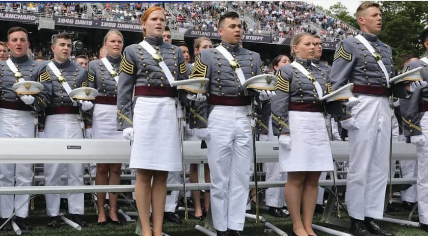 Oficiales de la academia de West Point, hombres y mujeres jóvenes.