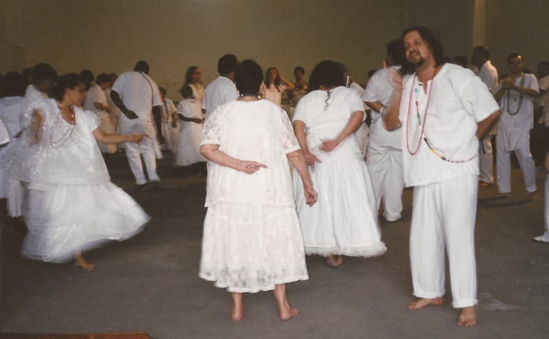 El umbanda, con sus danzas vestidos de blanco para entrar en trance y comunicación con los orishas