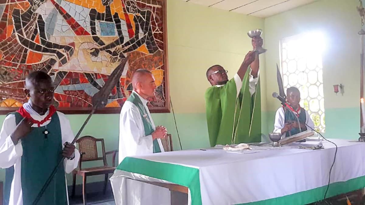 Consagración durante una misa en rito zaireño