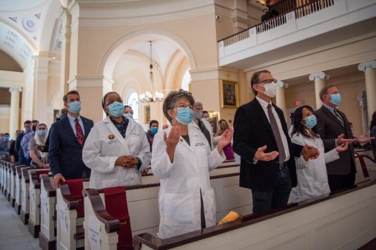 Una misa blanca en Baltimore en 2021 - las organizan las asociaciones médicas católicas, o grupos de sanitarios