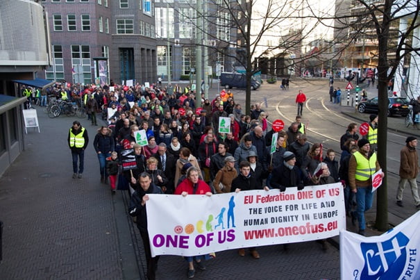 Una pancarta de One of Us en una manifestación provida en el norte de Europa