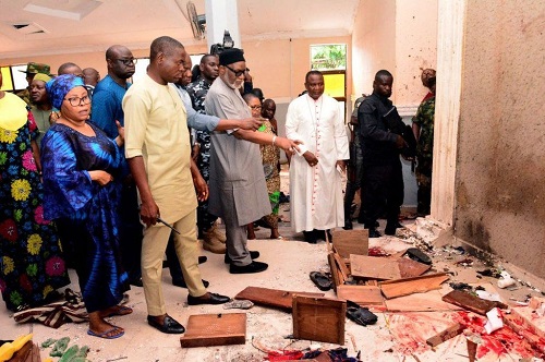 El obispo de Ondo en la parroquia atacada de San Francisco Javier en Owo, Nigeria