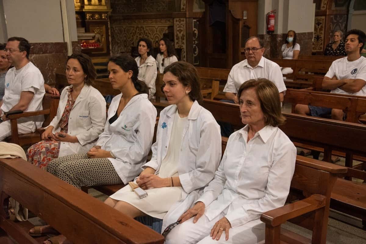 Médicos en misa, asistentes a la primera misa blanca en Cataluña, en la parroquia de Belén