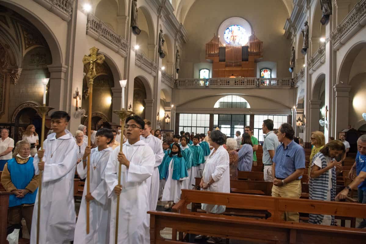 Procesión de entrada de la primera misa blanca en Cataluña, en la parroquia de Belén de Barcelona, el 12 de junio de 2022