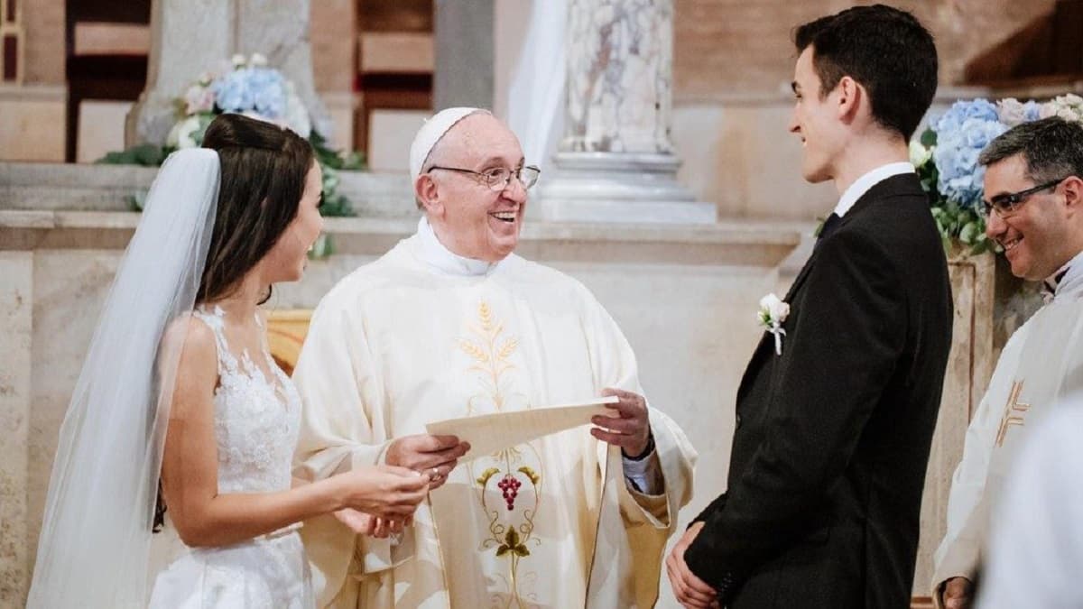 El Papa Francisco casa a una pareja