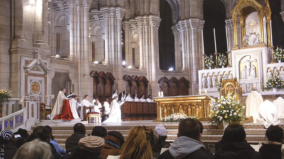 Adoración del Santísimo en la basílica del Sacre Coeur de París.