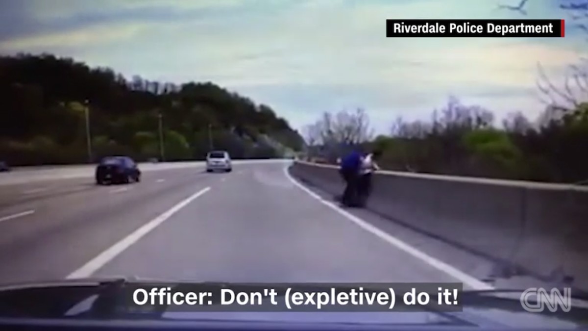 Captura de una cámara policial: un agente salva la vida a un hombre que se quiere suicidar.
