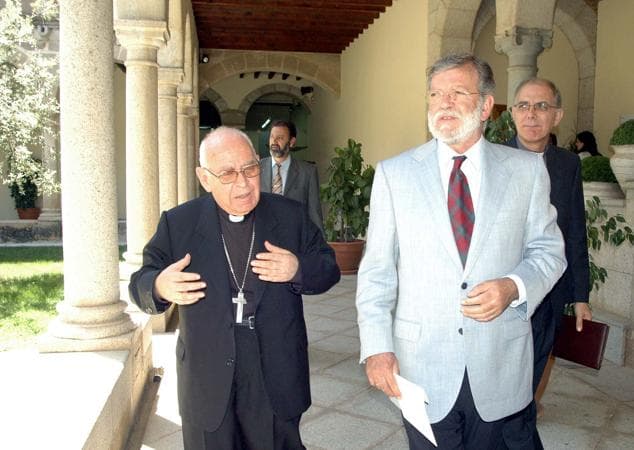 Antonio Montero en sus últimos años como arzobispo de Badajoz con el presidente autonómico Ibarra