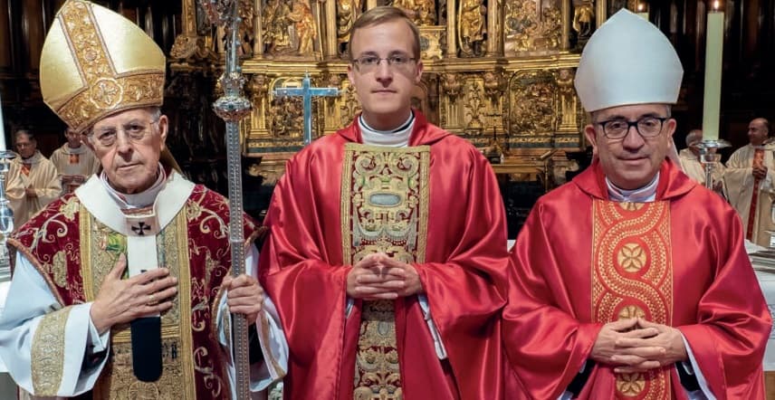 El cardenal Blázquez y el entonces obispo auxiliar Argüello flanquean a un nuevo sacerdote recién ordenado en junio de 2022, Marcos Rebollo 