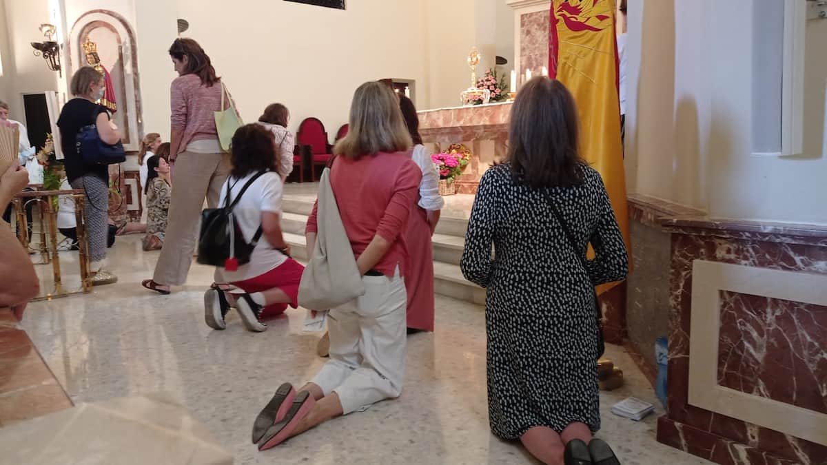 Varias madres rezan por sus hijos ante el Santísimo en la basílica del Cerro de los Ángeles.