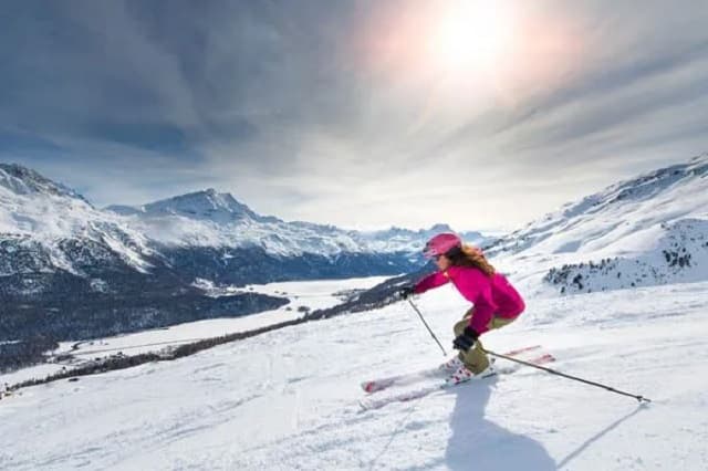 Mujer esquiando en Suiza