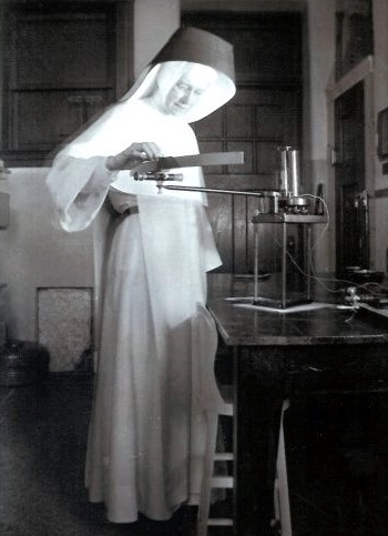 Miriam Stimson en el laboratorio.