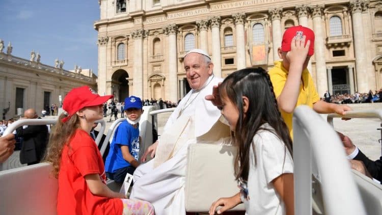 Papa Francisco en el Papamóvil en la plaza de San Pedro con niños ucranianos en junio de 2022
