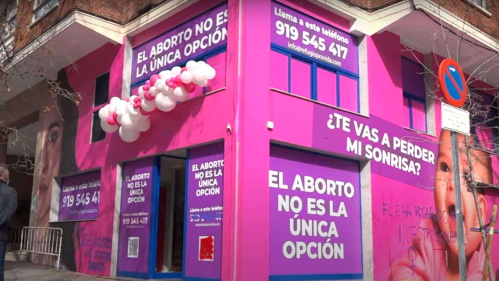El refugio provida de Derecho a Vivir frente a la clínica abortista Dator